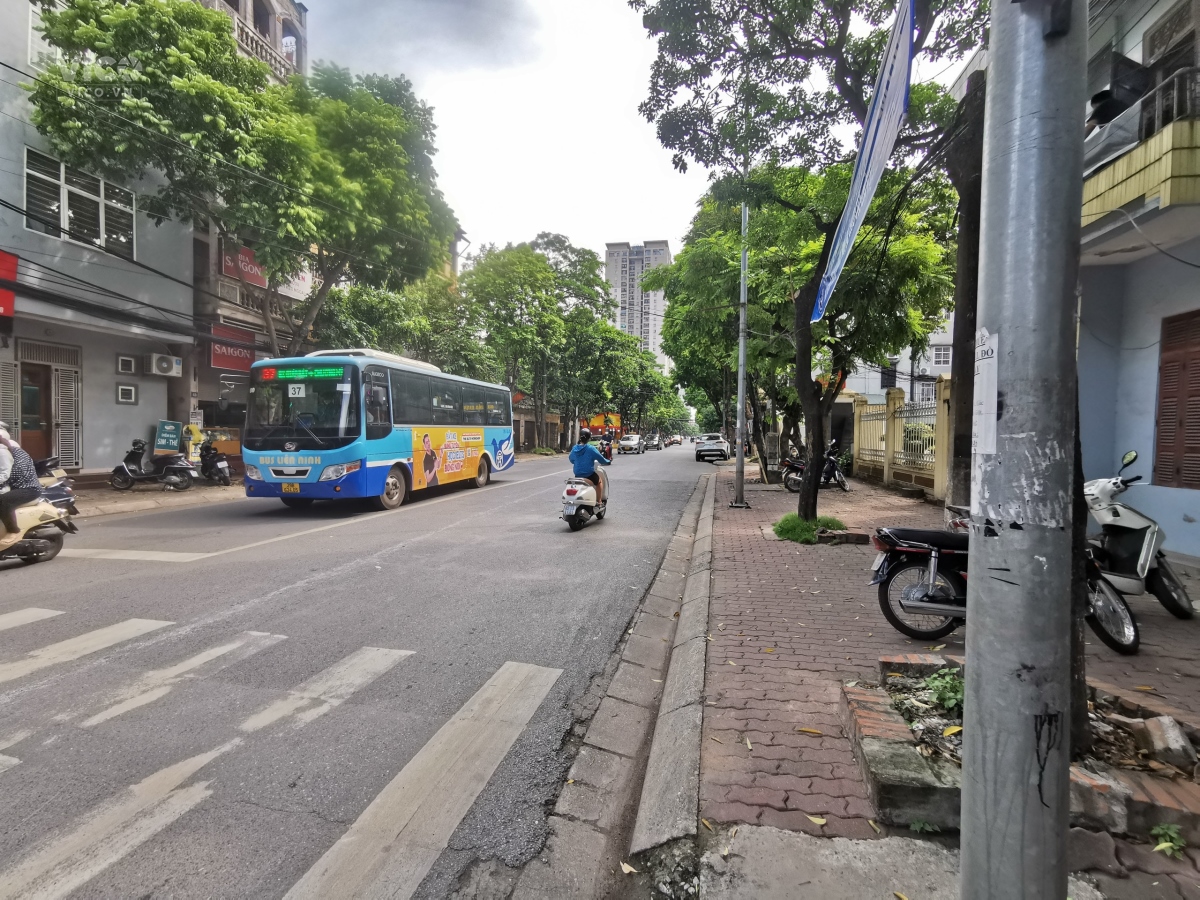 Cho thuê nhà Mặt phố Tô Hiệu Hà Đông, 100m2, 2T, 10m tiền, trung tâm, 59tr tháng.