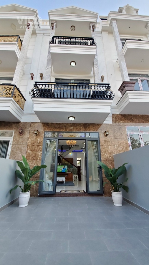 Nhà đẹp mới xây rẻ nhất Dĩ An. Khu vực Trung tâm thuận tiện di chuyển, 96m2 có sân vườn, yên tĩnh,