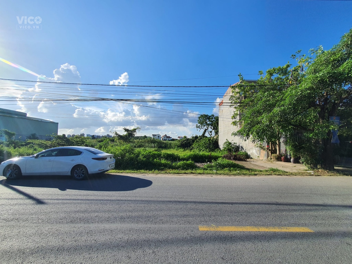 Mặt đường Mạc Đăng Doanh, điểm xuống của cầu Hải Thành, đối diện với trung tâm hành chính quận, 1