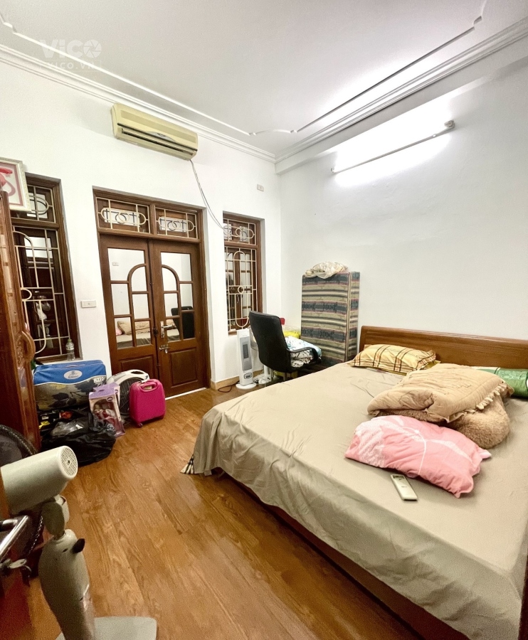 HIẾM, 4 TỶ. Bán nhà đẹp lõi Cầu Giấy, ngõ ô tô, full nội thất, ở sướng, 40m2, 5 tầng, mt 5.7m.