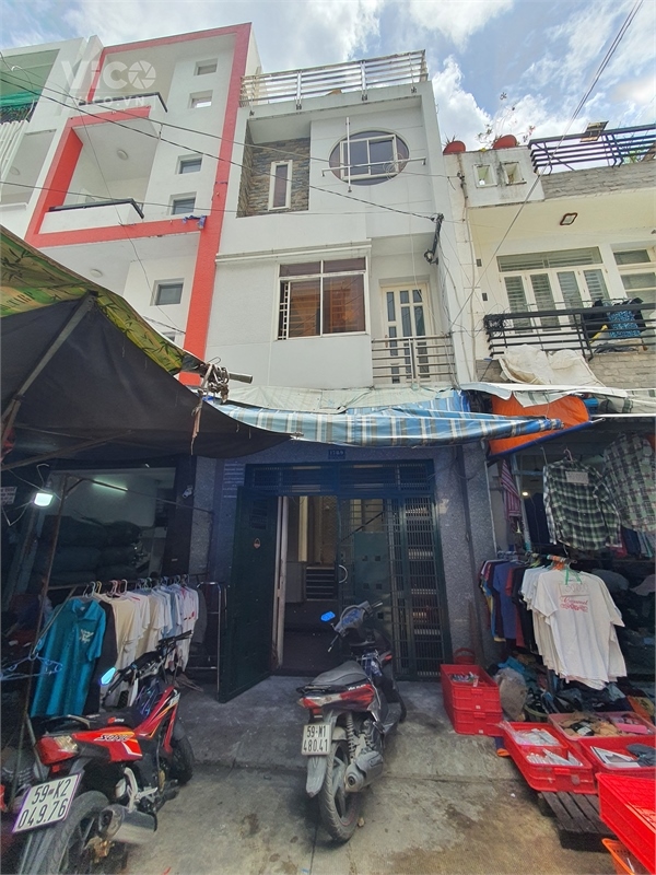 Cho thuê nhà MT chợ Hoàng Hoa Thám, DT 4x12 3 lầu, 22tr/th. KD buôn bán ngay trong chợ