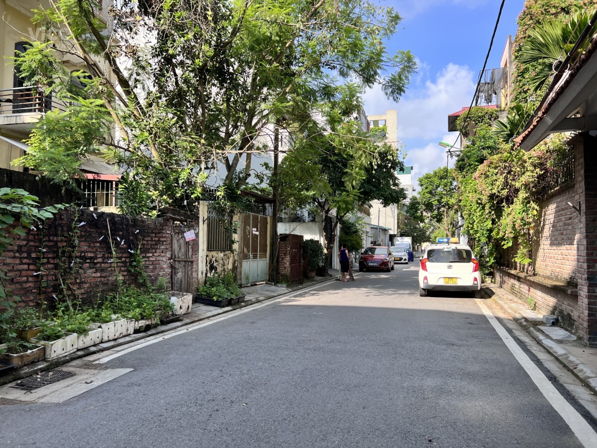 Bán biệt thự sân vườn Tư Đình, 330 m2, 3 tầng, mặt tiền 13m, nhỉnh 35 tỷ.