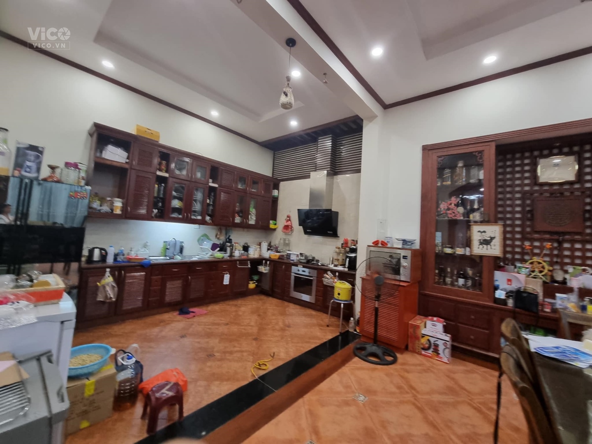 Bán nhà Siêu biệt thự Cầu Giấy, DT 212m, 3 tầng, MT 7.6m, 47 tỷ.