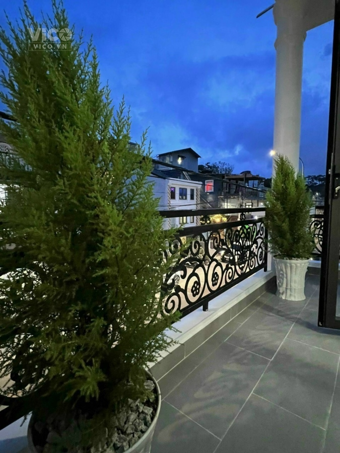 Cần bán khách sạn đang kinh doanh 12 phòng trên đường Phạm Hồng Thái Phường 10 Đà Lạt, giá 16,5 tỷ