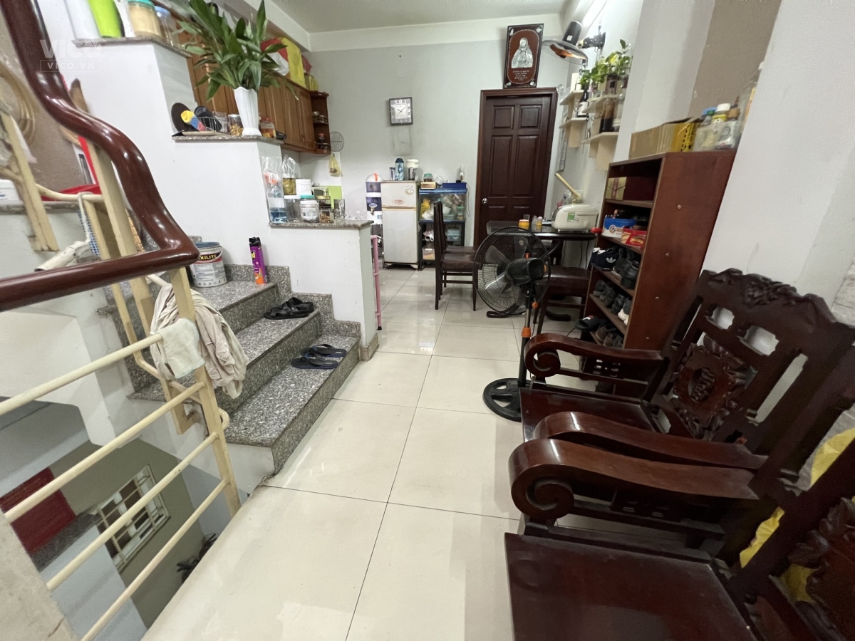 Bán gấp nhà mặt tiền, đường Hồ Bá Kiện, 6tầng đẹp lung linh.