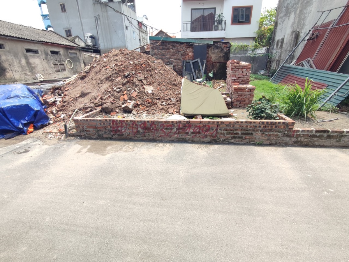 Bán 30m2 đất Trâu Quỳ, ô tô 7 chỗ vào nhà, khu vực dân cư sôi động, giá 2 tỷ 160