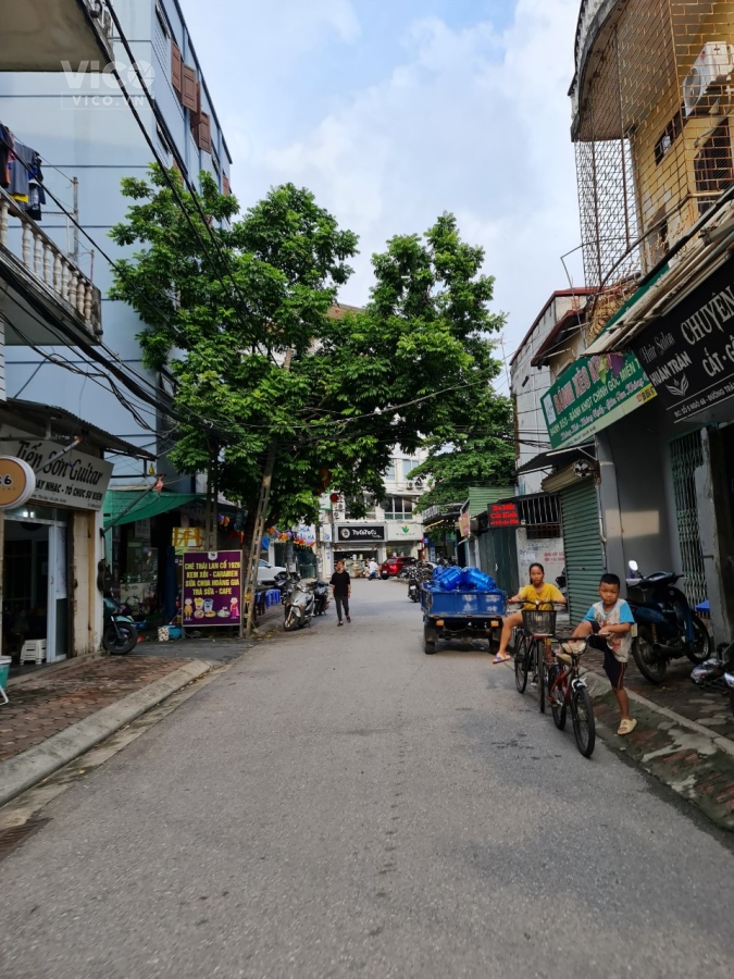 Đất mặt phố kinh doanh sầm uất Trâu Quỳ, Gia Lâm. Dt 50m2, cạnh HVNN, đường 8m. Lh 0989894845.