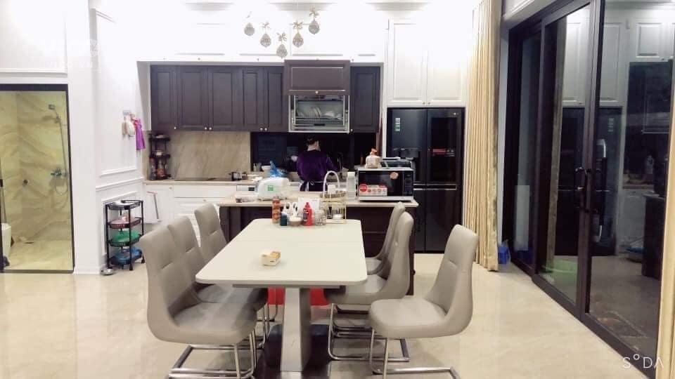 Bán Gấp Biệt thự Sân Vườn Ven Đường Âu Cơ, Hồ Tây, 180m2, MT9m. Giá 17.5 tỷ