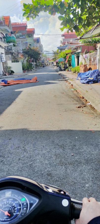 Xung quanh tiện ích đầy đủ phục vụ an sinh đời sống như gần chợ, trường, trung tâm hành chính là