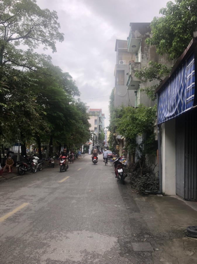 Cần bán gấp lô đất Phố Bồ Đề, 55 m2, MT 4,85 m, chỉ nhĩnh 4 tỷ.