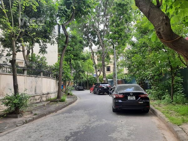 BÁN BIỆT THỰ KDT ĐỊNH CÔNG GARA Ô TÔ TRÁNH VỈA HÈ RỘNG KHU YÊN TĨNH TIỆN ÍCH NGẬP TRÀN Ở CỰC SƯỚNG.