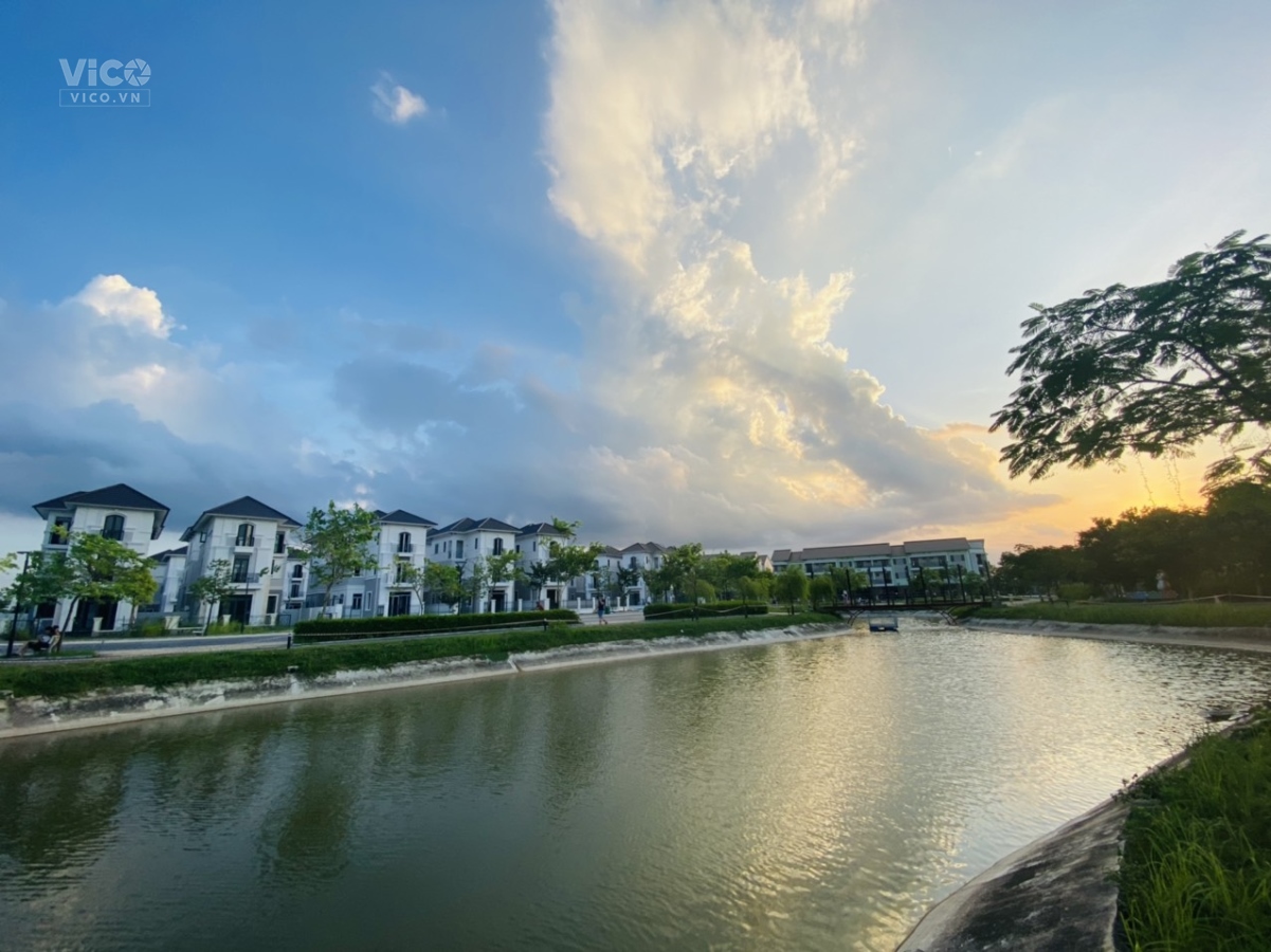 Biệt thự ven hồ phong cách Châu Âu trong KĐT Singapore. Hotline 090.651.9494