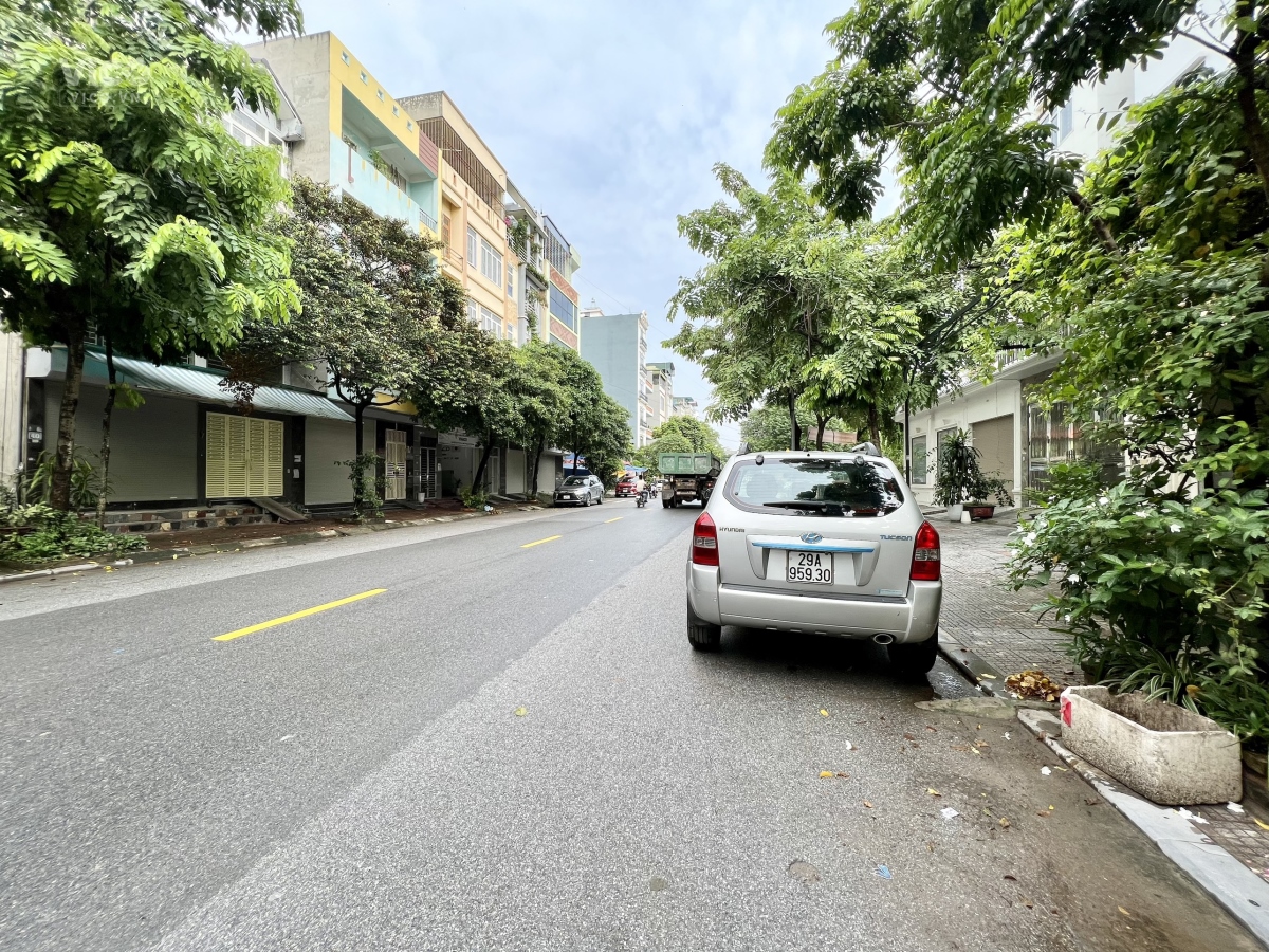 Mặt phố 11.5 tỷ KĐT văn phú đường 25m 70m x 4t 5m vỉa hè kinh doanh đẹp Hà đông.