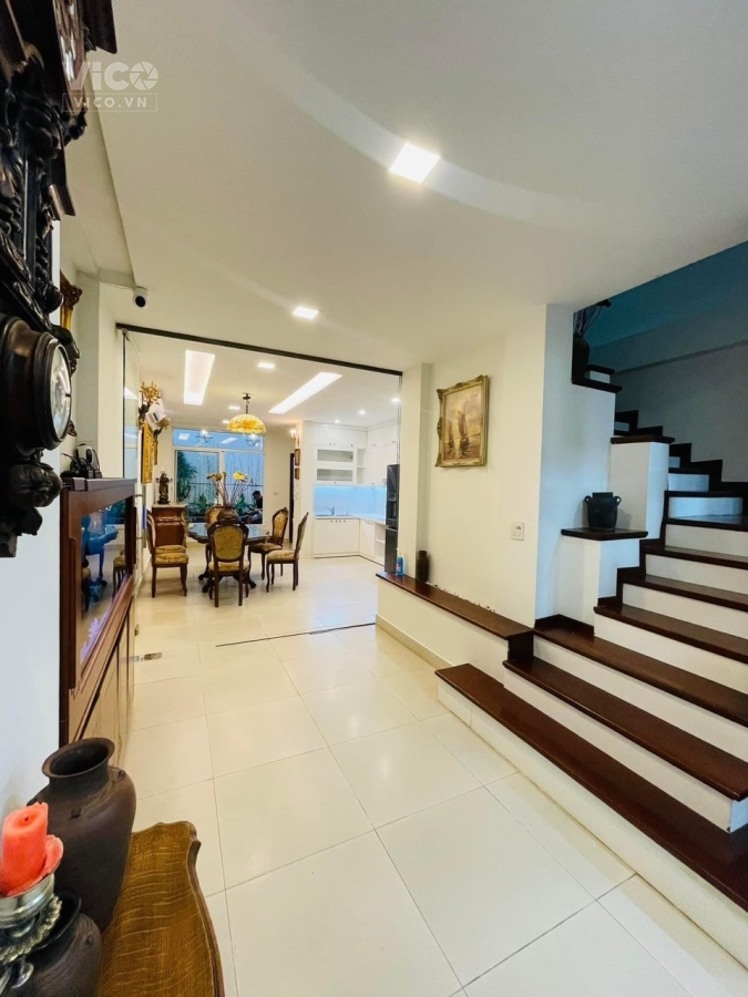 Bán nhà Quận Tây Hồ Võng Thị Lạc Long Quân DT 45M2 5 Tầng MT 3.5M Ô tô đỗ cửa. Giá nhỉnh