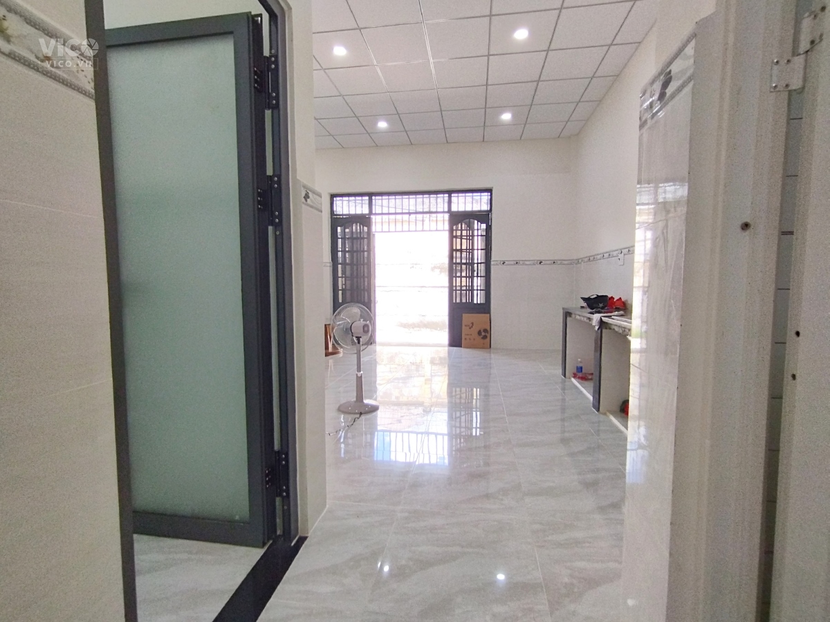 Bán nhà thơm mùi sơn gần 70m có 2pn Lã Xuân Oai quận 9 gần Đh Giao thông vận tải