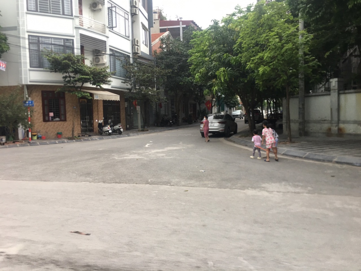 Cần bán nhanh mảnh đất đẹp, vuông vắn, khu TDC Giang Biên, 40m, đường 8m, vỉa hè 3m, 5,2 tỷ