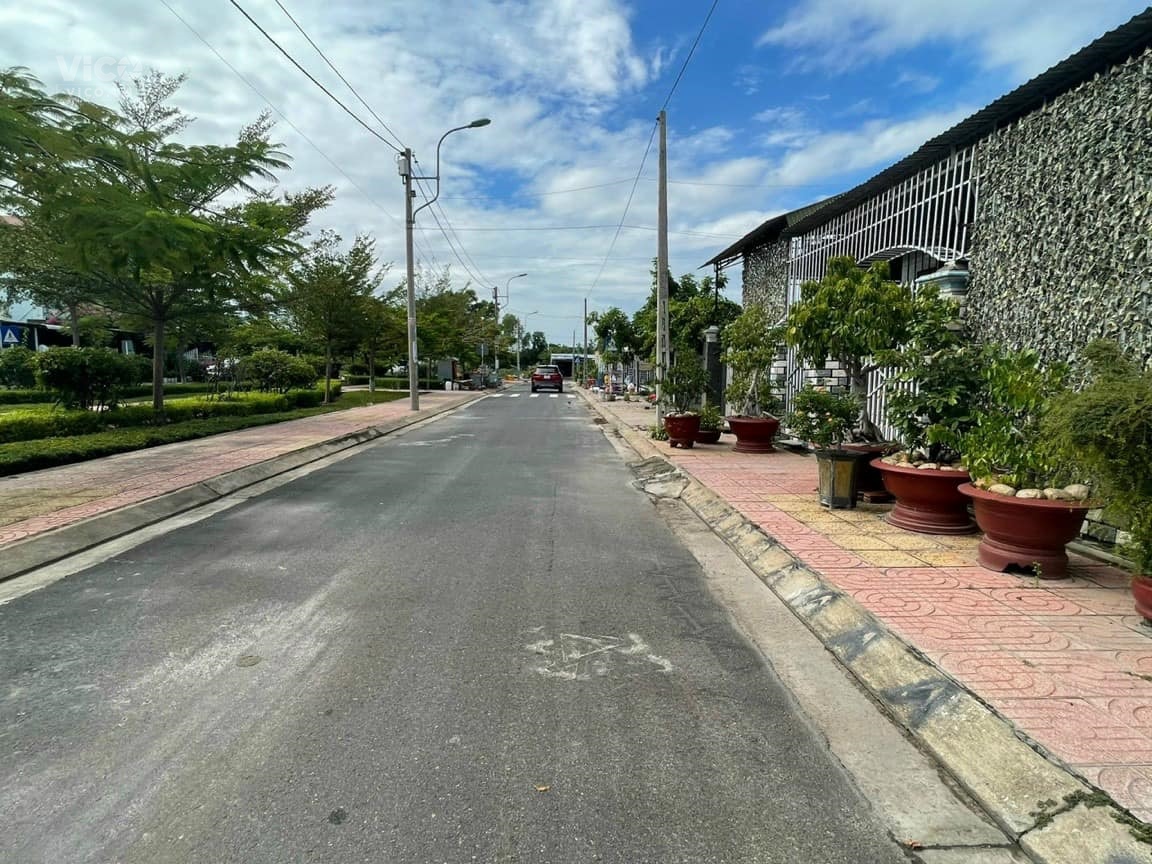 BÁN GẤP LÔ TÁI ĐỊNH CƯ K8 MẶT ĐƯỜNG N34 đối diện Công Viên tặng nhà, đường thông cực đẹp.