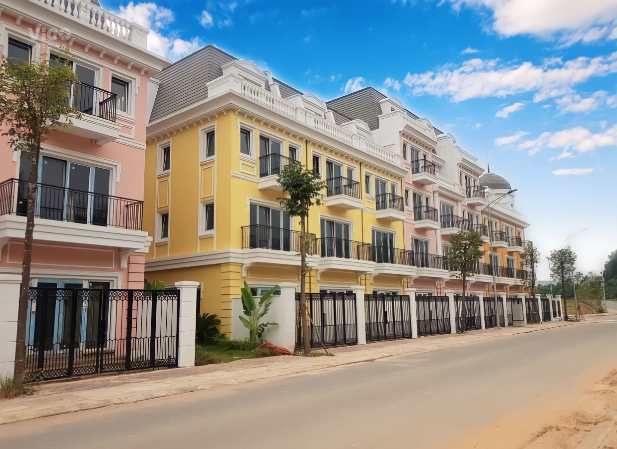 CẦN TIỀN BÁN GẤP SHOPHOUSE TRUNG TÂM THÀNH PHỐ YÊN BÁI 100M2 CHỈ 3.3 TỶ Lh 0965069891