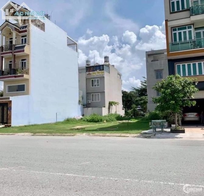 cần bán lô đất hóc môn. sổ riêng. giá 2.1 tỷ. gần chợ xuân thới thượng