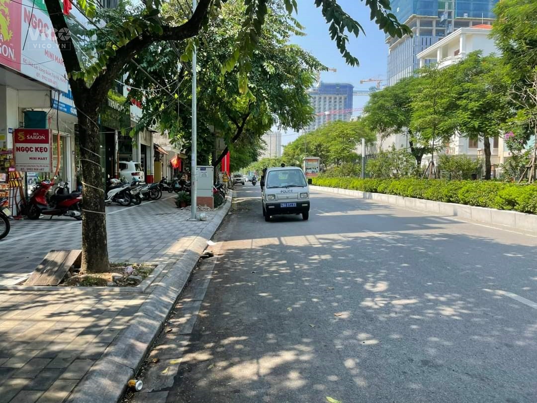 HIẾM, đất phố Lạc Long Quân thông ra Trịnh Công Sơn, Dt 80m2, Ô TÔ vào nhà, giá 11,6 tỷ.