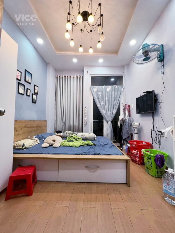 Mặt tiền cách hẻm 10 m Dt Ngang 3,5 x 8m đúc 5 tấm Đoàn Văn Bơ Q4