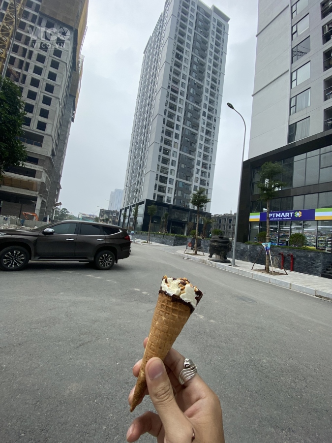 Có căn 2N cần bán tại Rose Town số 79 đường Ngọc Hồi. Giá 2,8 tỷ. LH 0338 713251