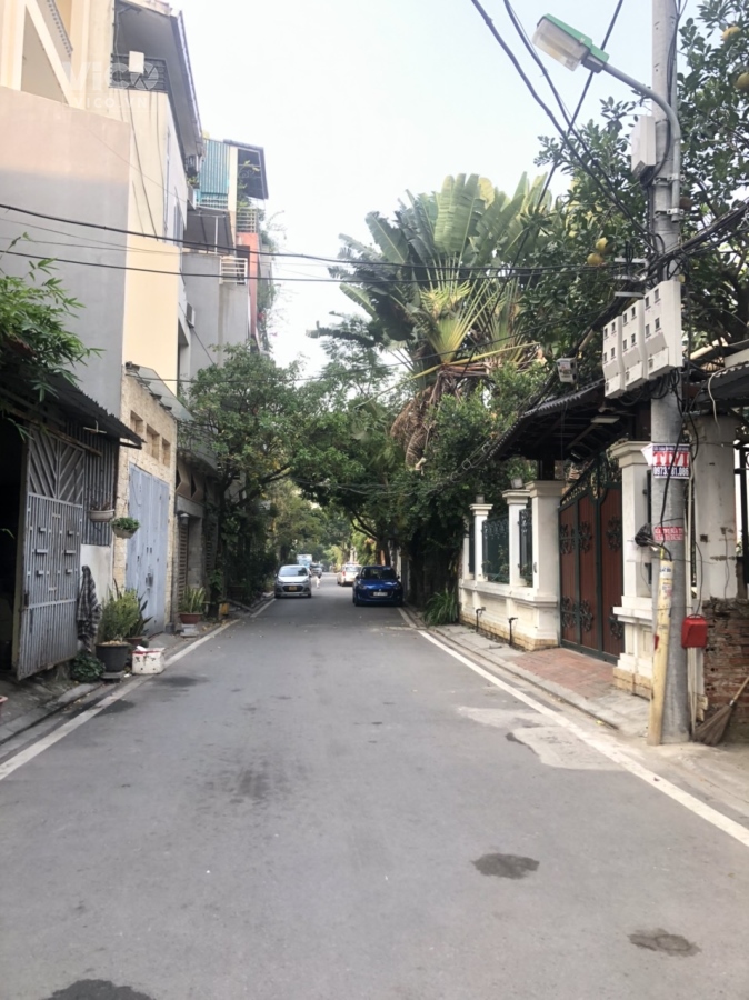 Bán đất phố Tư Đình, ô tô tránh, 175 m2, MT 6,2 m, giá chỉ 19,6 tỷ.