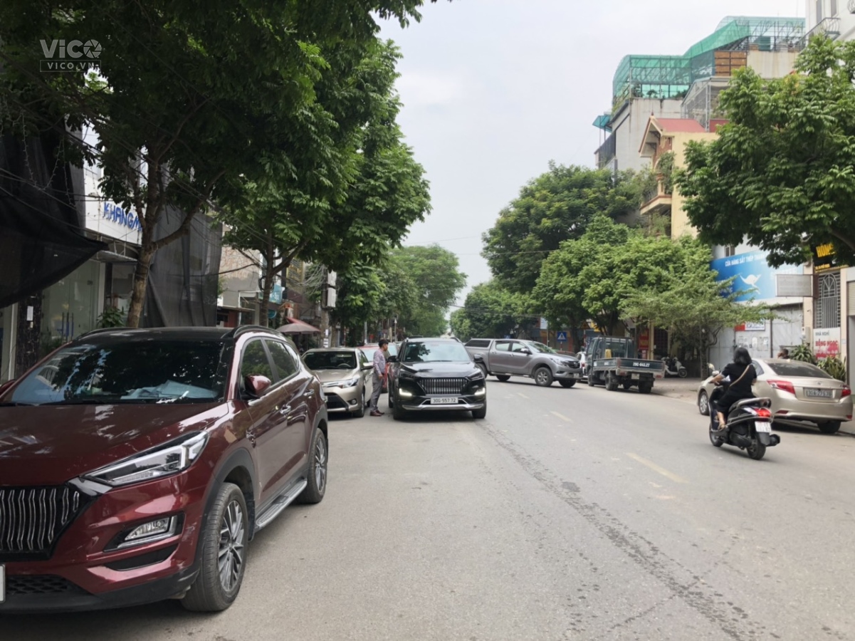 Bán đất mặt phố Phố Trạm, Vị trí đắc địa, vỉa hè, KD, 53 m2, MT 5 m.