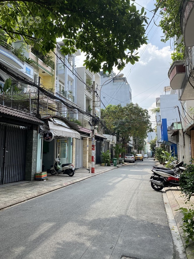 BÁN NHÀ QUẬN TÂN BÌNH, HẺM 8M, SÁT MẶT TIỀN, XE HƠI VÀO, NHÀ BTCT, 180M2 GIÁ 20 TỶ.