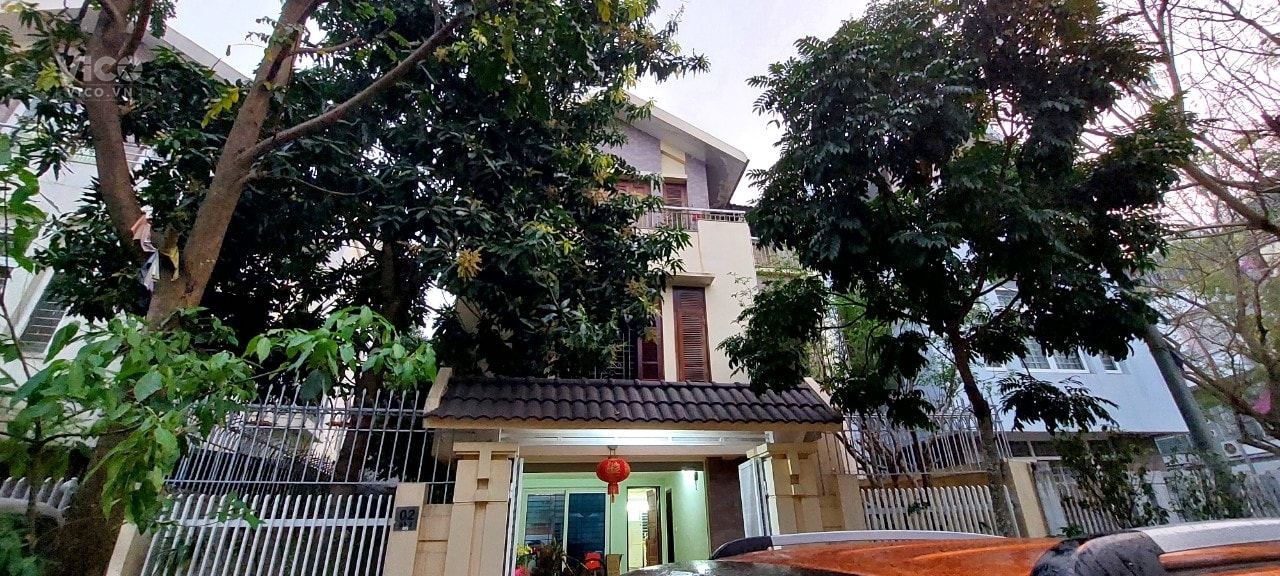 Cần bán gấp căn biệt thự ngay mặt Hồ Tây 160m mặt tiền 10m giá chưa đến 200 tr/m Ô tô vào nhà .