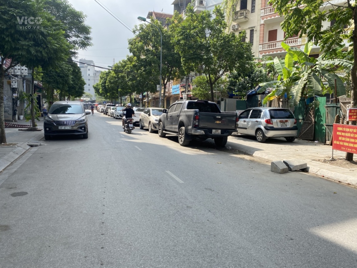 Bán Đất Mặt Phố Dương Khuê, Kinh Doanh Sầm Uất, Vỉa Hè Rộng, DT 50m2, Giá 15 Tỷ.