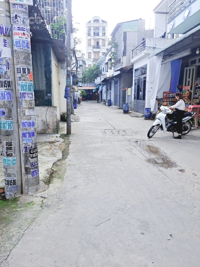 NHỈNH 3 TỶ HẺM 7M THÔNG BÀN CỜ QUẬN 12 XE HƠI VÀO NHÀ THUẬN TIỆN KINH DOANH NHÀ ĐẸP Ở NGAY.