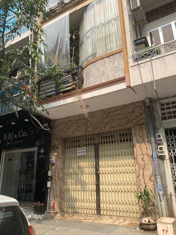 Cho thuê nhà398B đường Cách Mạng Tháng Tám, quận 3 giá thuê 35 triệu, vỉa hè rộng thoáng