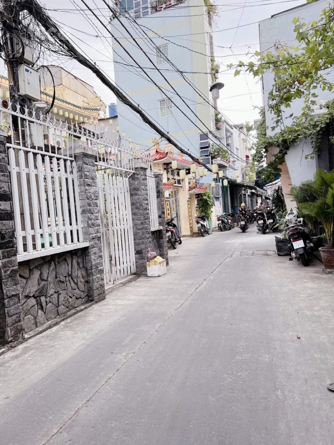 Bán nhà Đoàn Văn Bơ ngang 4m, dài 24m