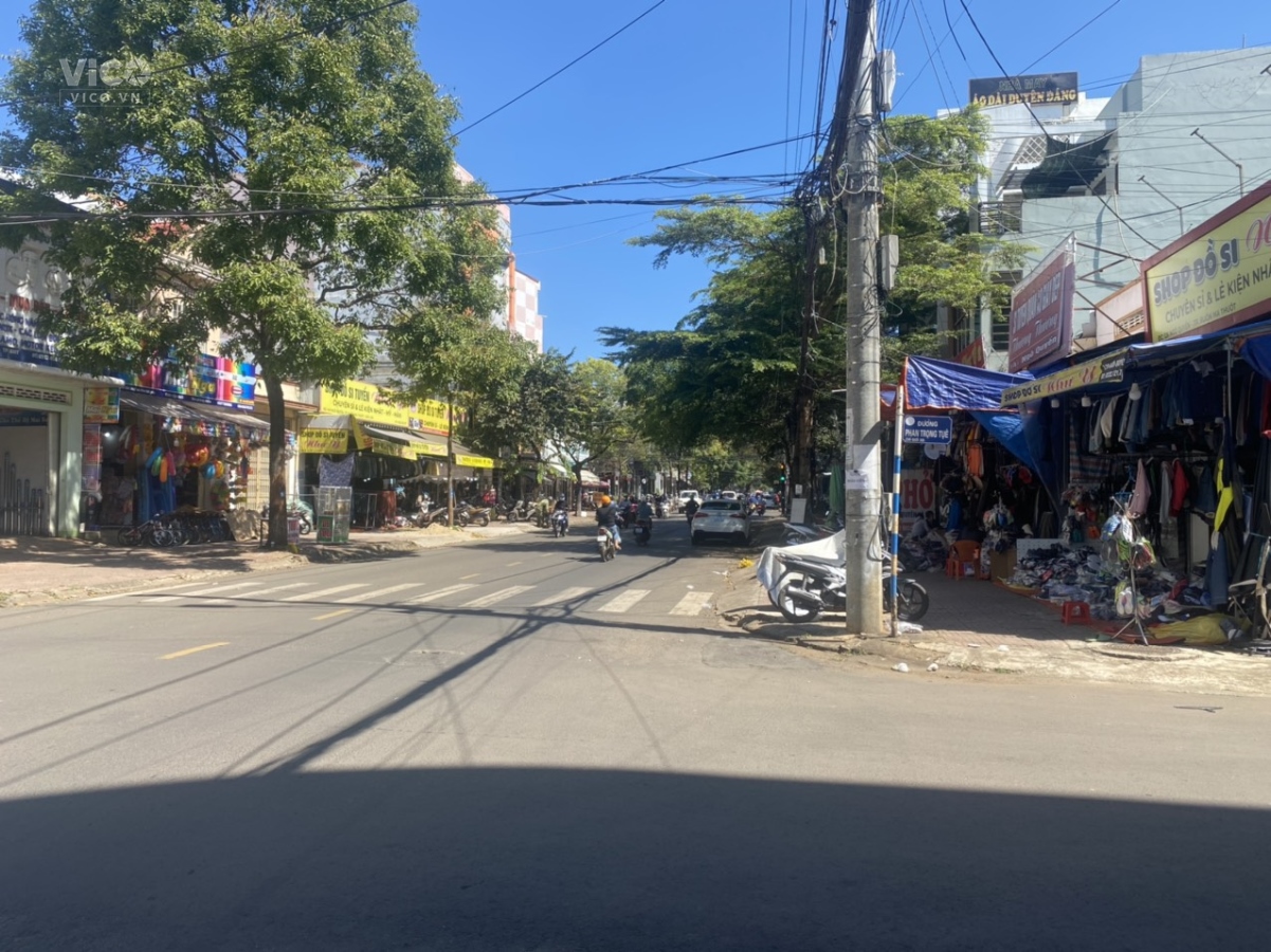 BÁN GẤP CĂN GÓC 2 MẶT TIỀN TRUNG TÂM THÀNH PHỐ GẦN 200m2