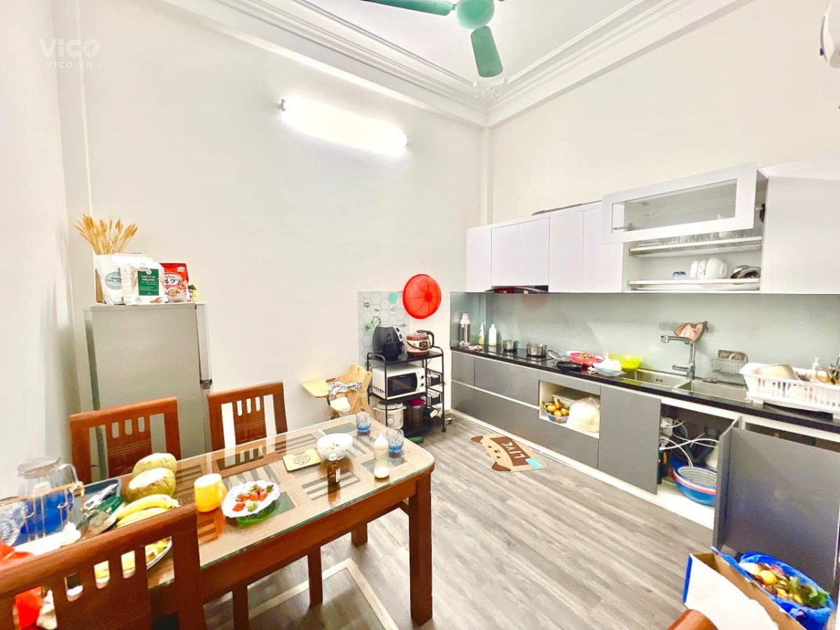 Nhà đẹp Nguyễn Đình Hoàn Cầu Giấy. DT 43m2 Tiện ích Sát phố Cực gần đường ô tô