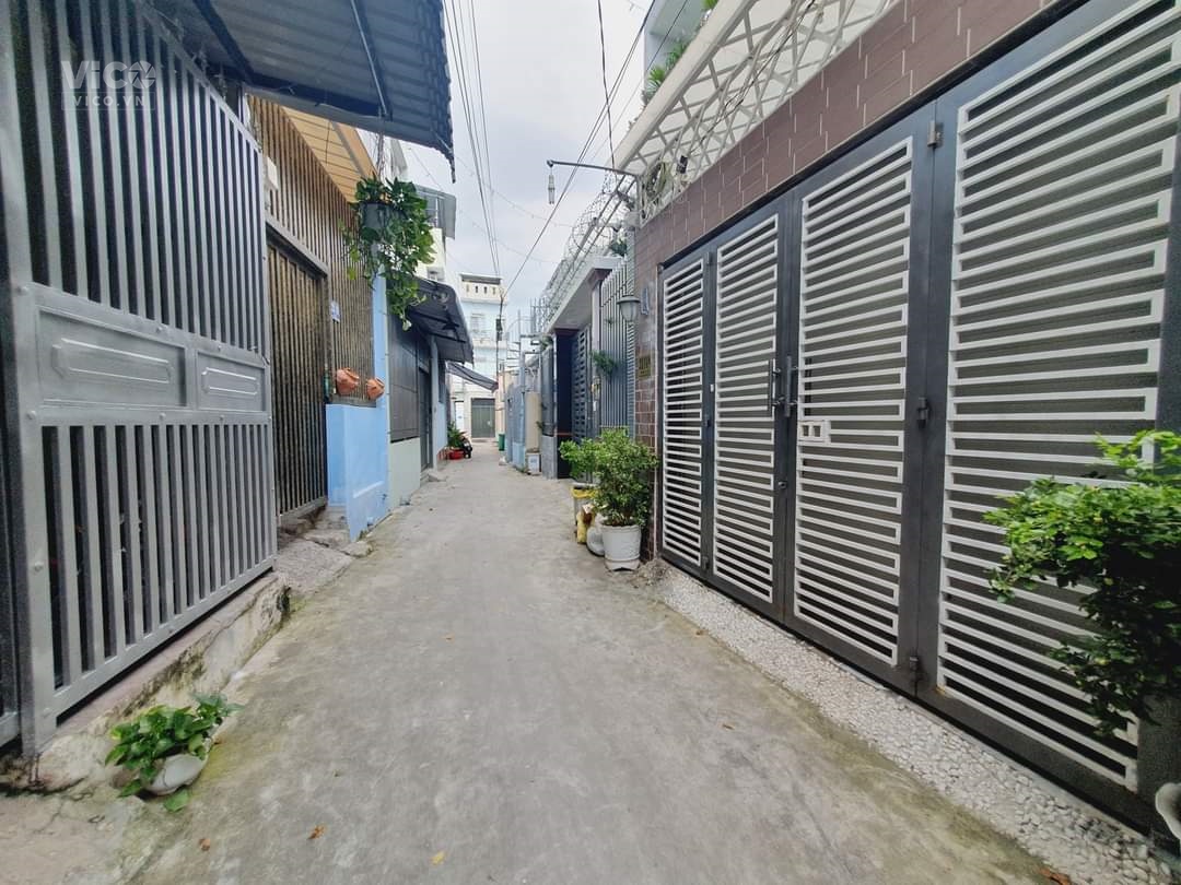 Nhà đẹp ở ngay, 41m2 2pn, hẻm thông, sát mặt tiền, chỉ 3,27tỷ, TNPB Q9