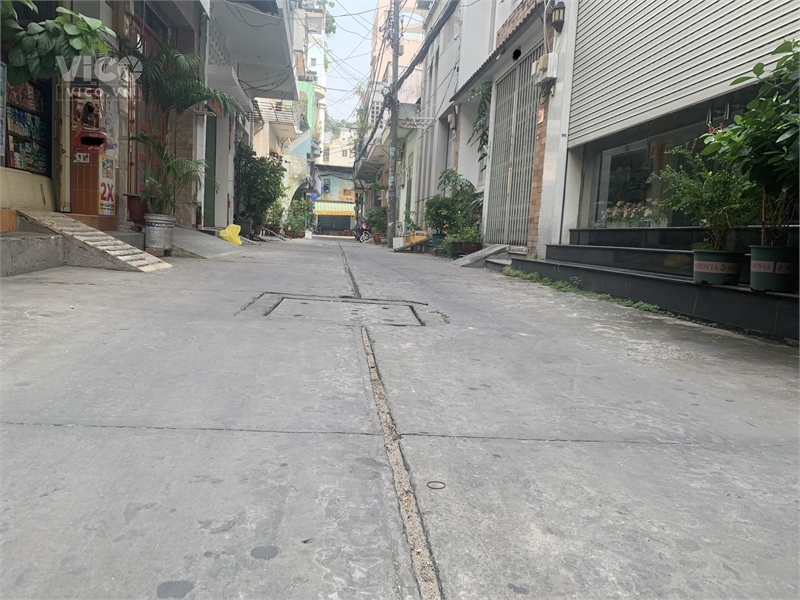 Nhà C4 Lạc Long Quân, 50m2, hẻm xe hơi đỗ cửa 6tỷ2