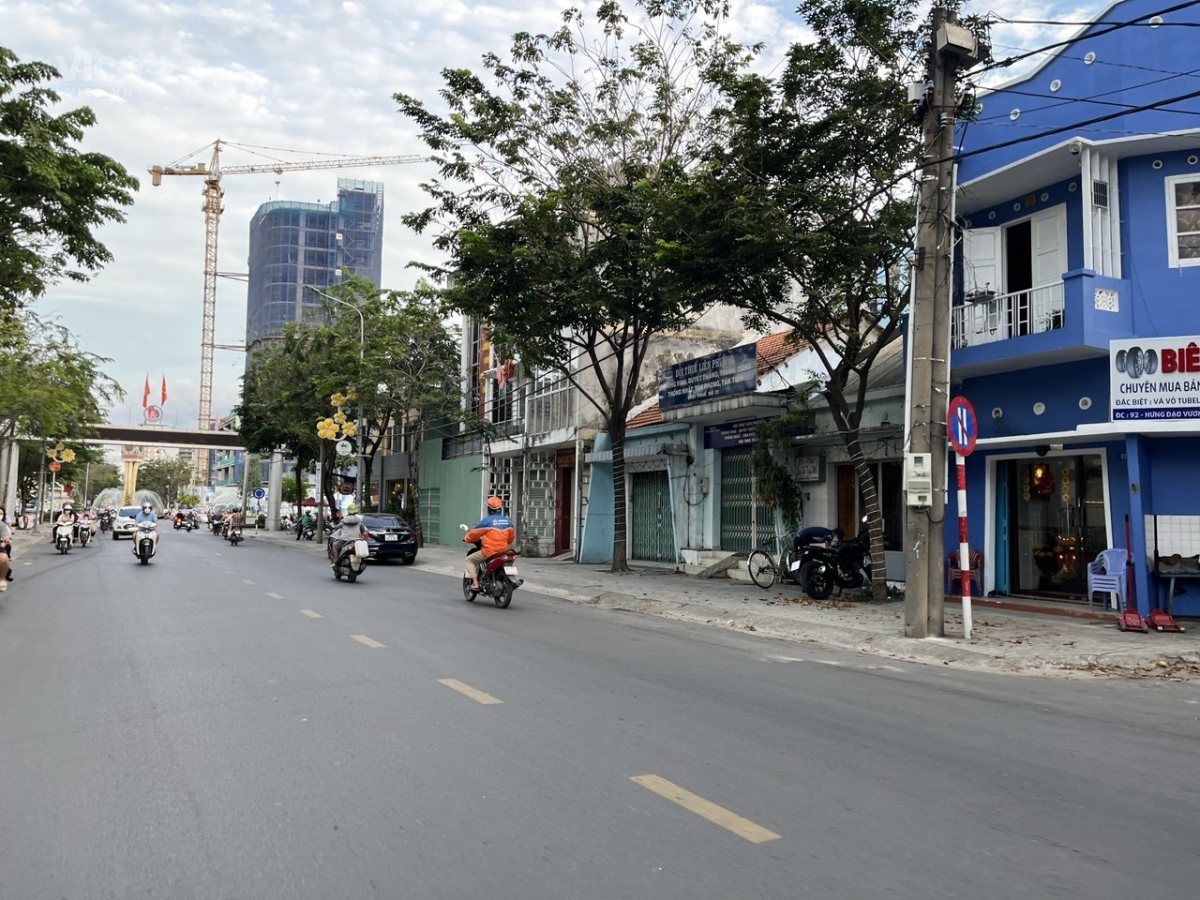 Cho thuê nhà 1 trệt 3 lầu, có thang máy, mặt tiền Hưng Đạo Vương chỉ 27tr/tháng