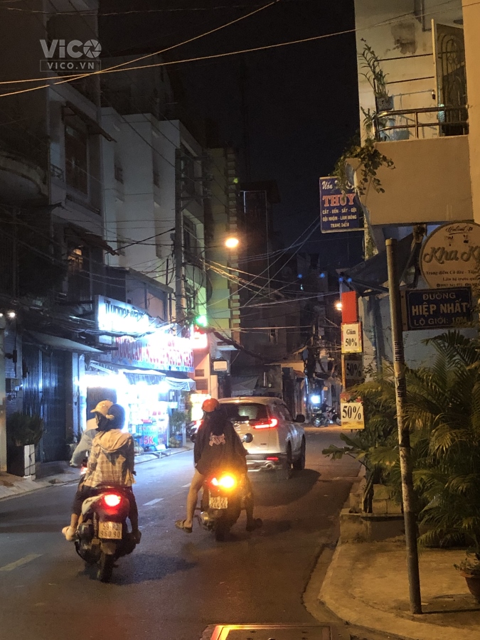 Nhà bán HXT 4 tầng BTCT gần CMT8 thông ra Hoàng Văn Thụ